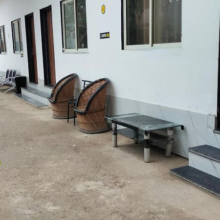 Maa Gayatri Dham Hotel Vrindavan Ngoại thất bức ảnh