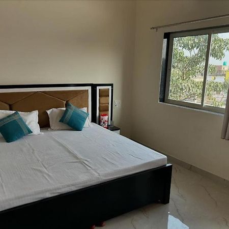 Maa Gayatri Dham Hotel Vrindavan Ngoại thất bức ảnh