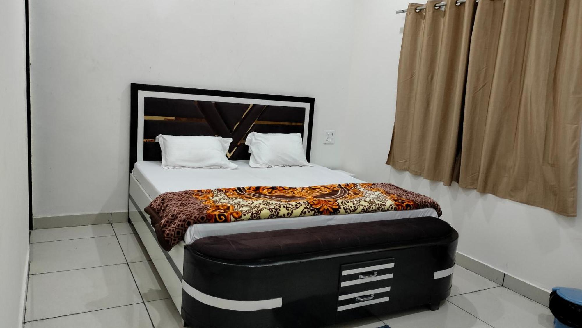 Maa Gayatri Dham Hotel Vrindavan Ngoại thất bức ảnh