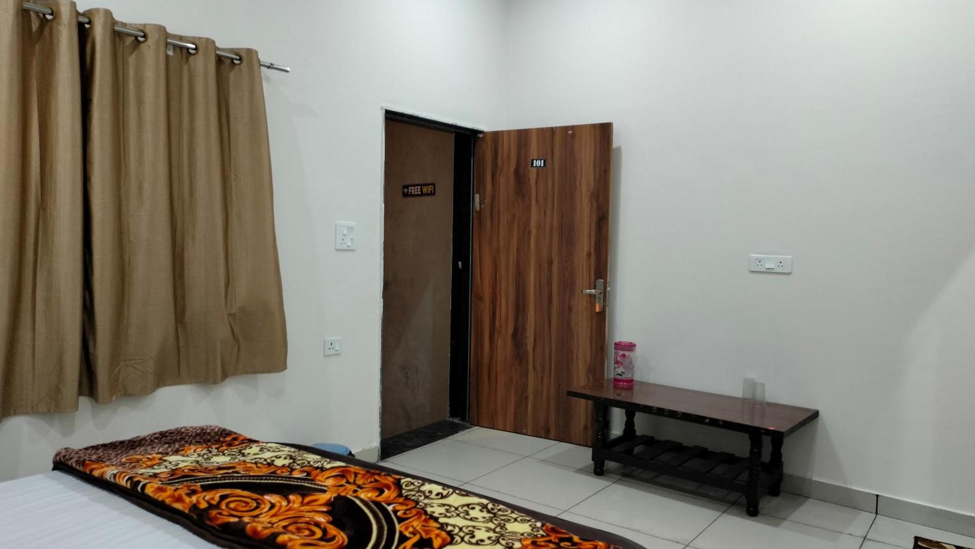 Maa Gayatri Dham Hotel Vrindavan Ngoại thất bức ảnh