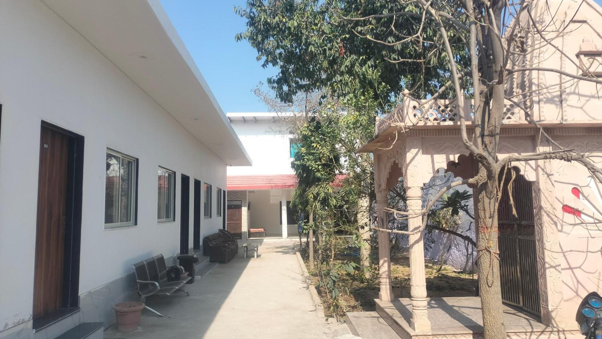 Maa Gayatri Dham Hotel Vrindavan Ngoại thất bức ảnh