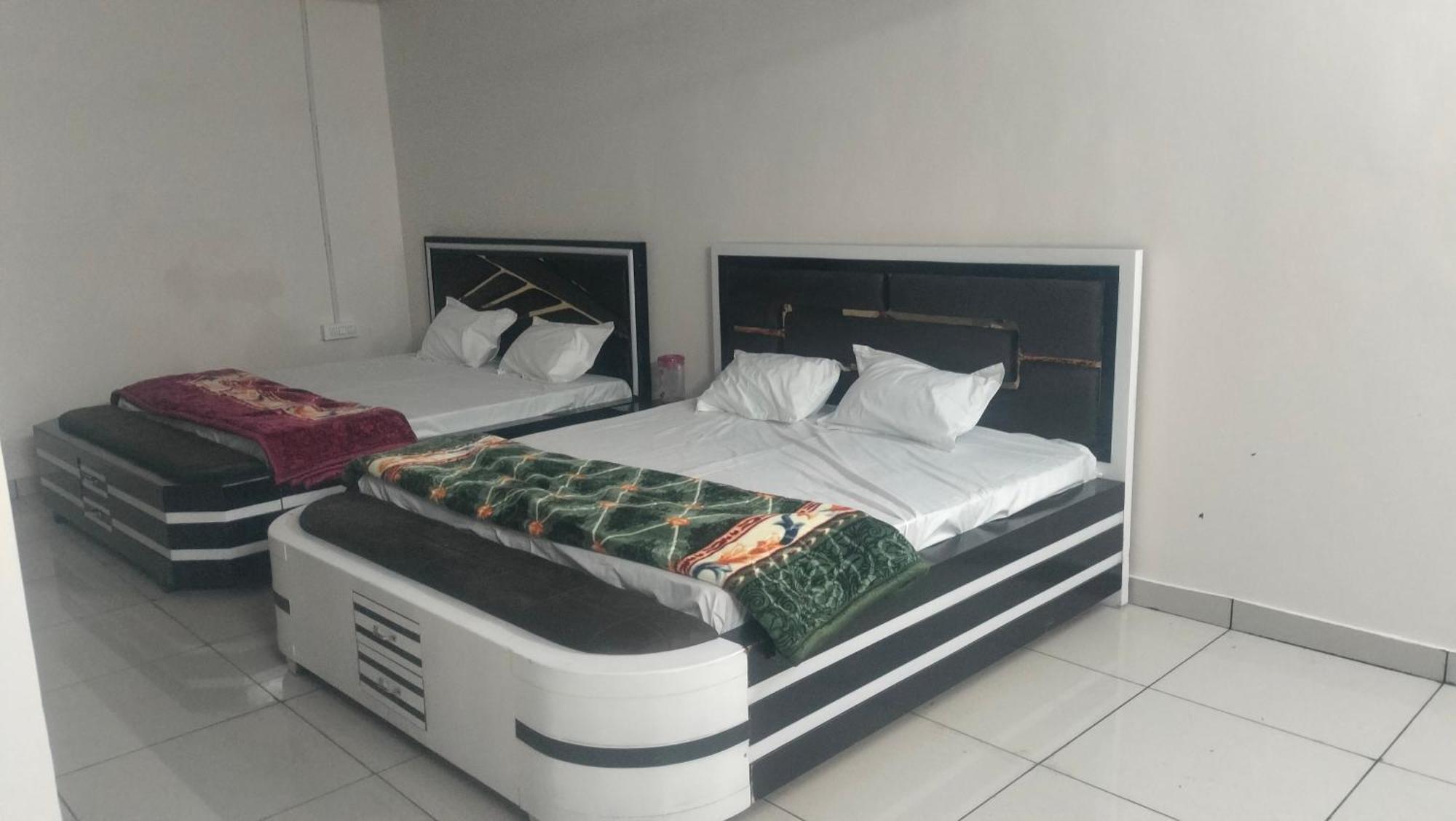 Maa Gayatri Dham Hotel Vrindavan Ngoại thất bức ảnh