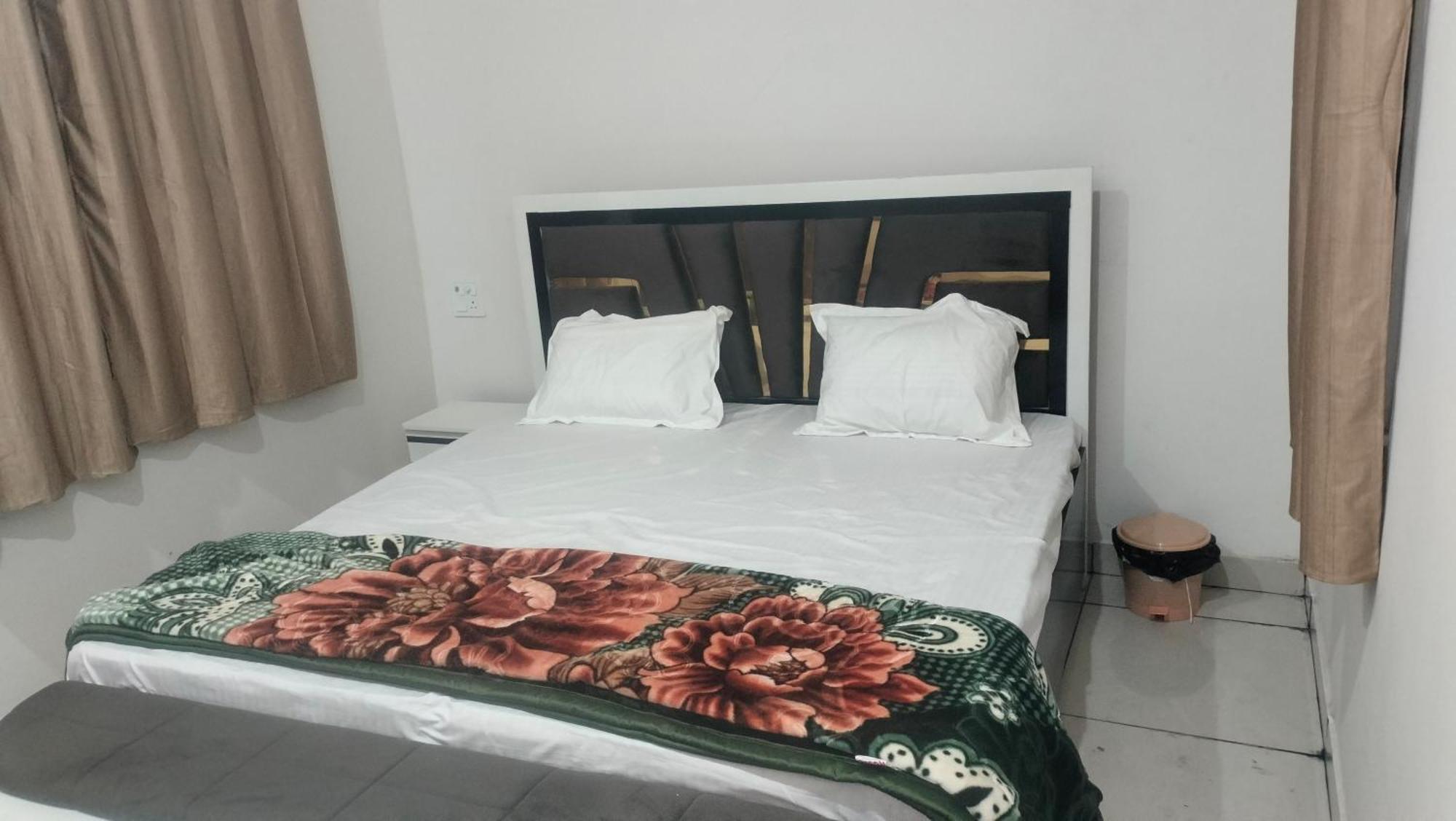 Maa Gayatri Dham Hotel Vrindavan Ngoại thất bức ảnh