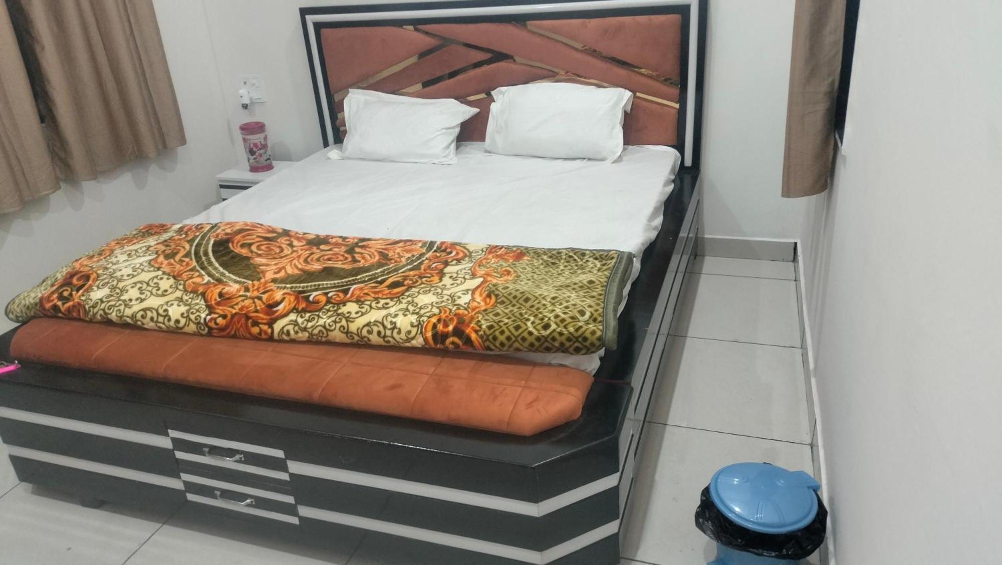 Maa Gayatri Dham Hotel Vrindavan Ngoại thất bức ảnh