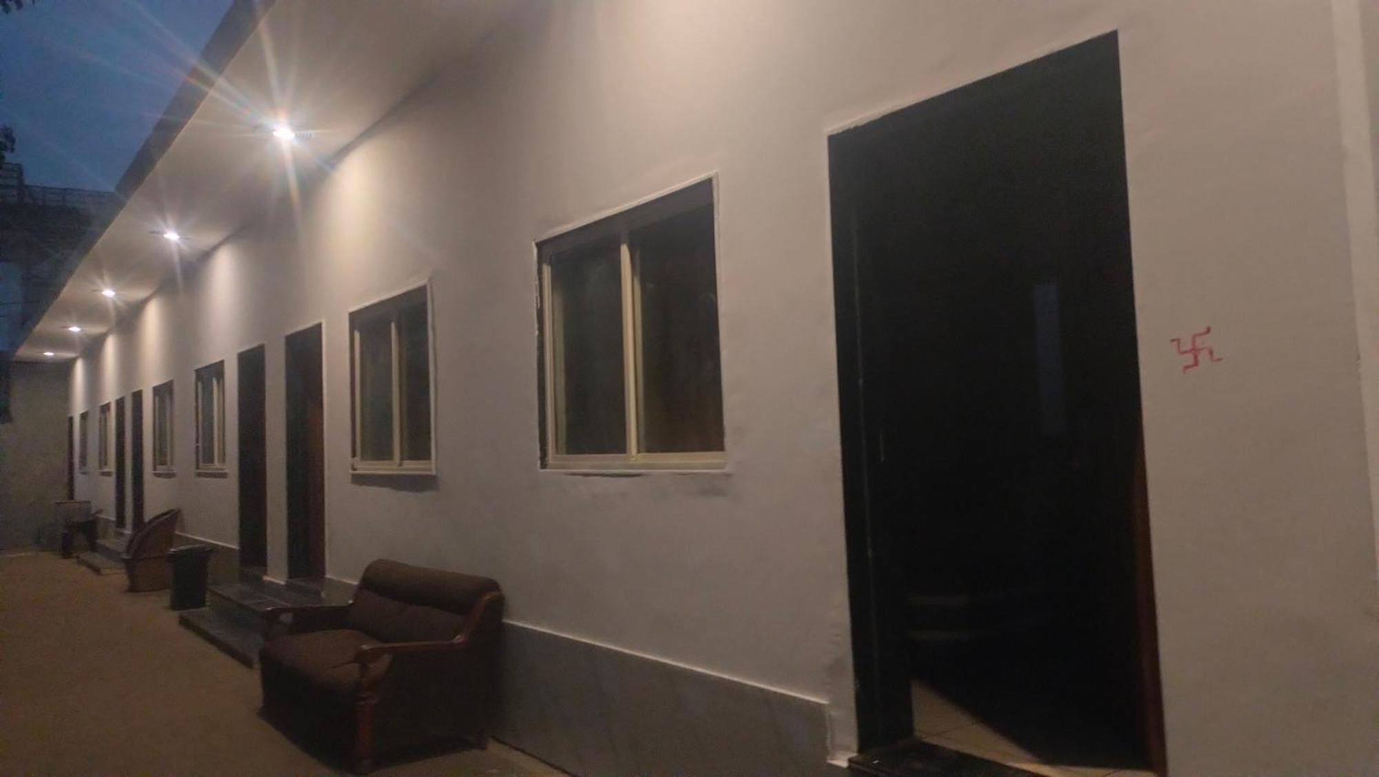 Maa Gayatri Dham Hotel Vrindavan Ngoại thất bức ảnh