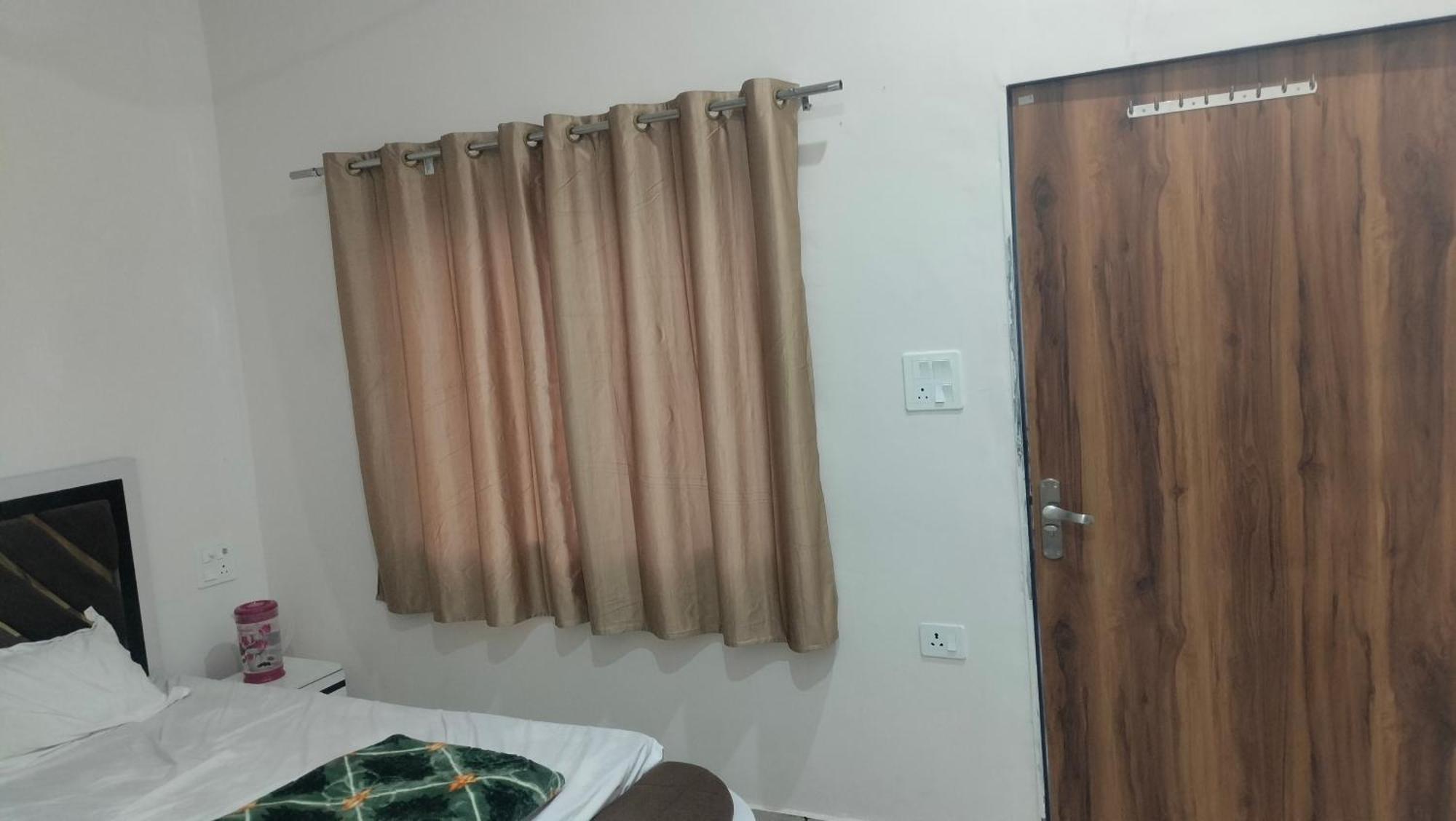 Maa Gayatri Dham Hotel Vrindavan Ngoại thất bức ảnh