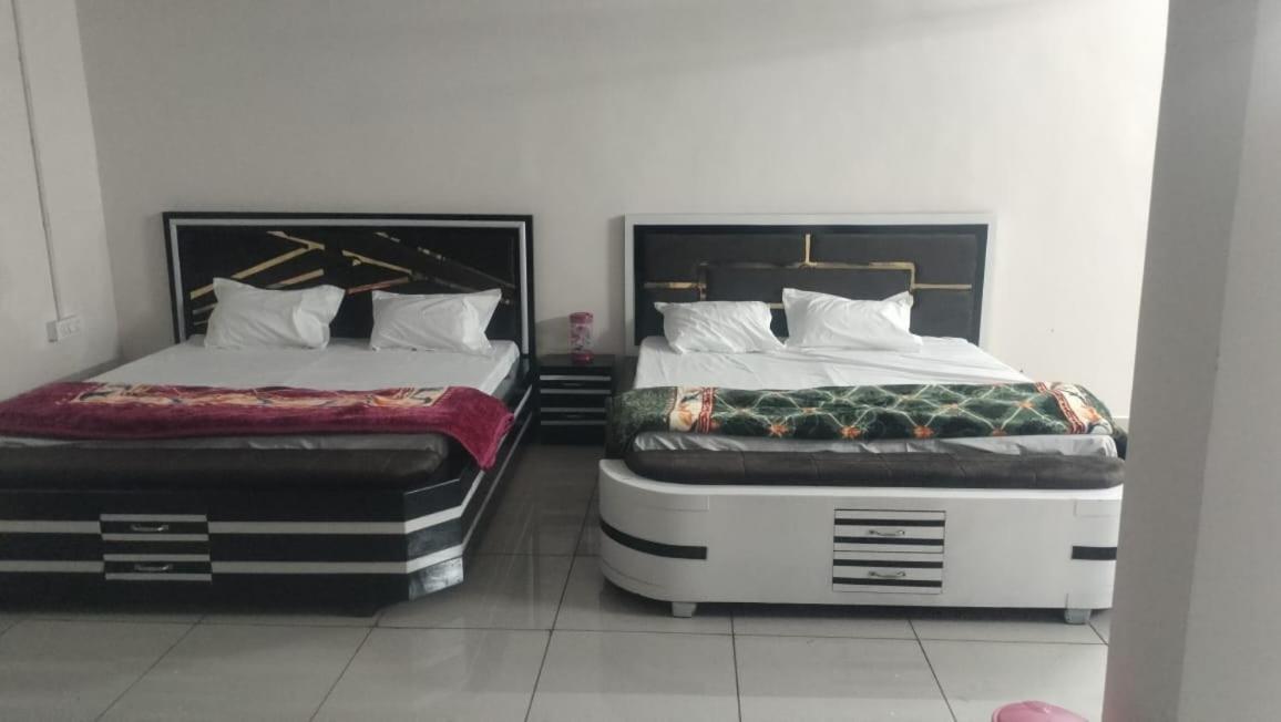 Maa Gayatri Dham Hotel Vrindavan Ngoại thất bức ảnh