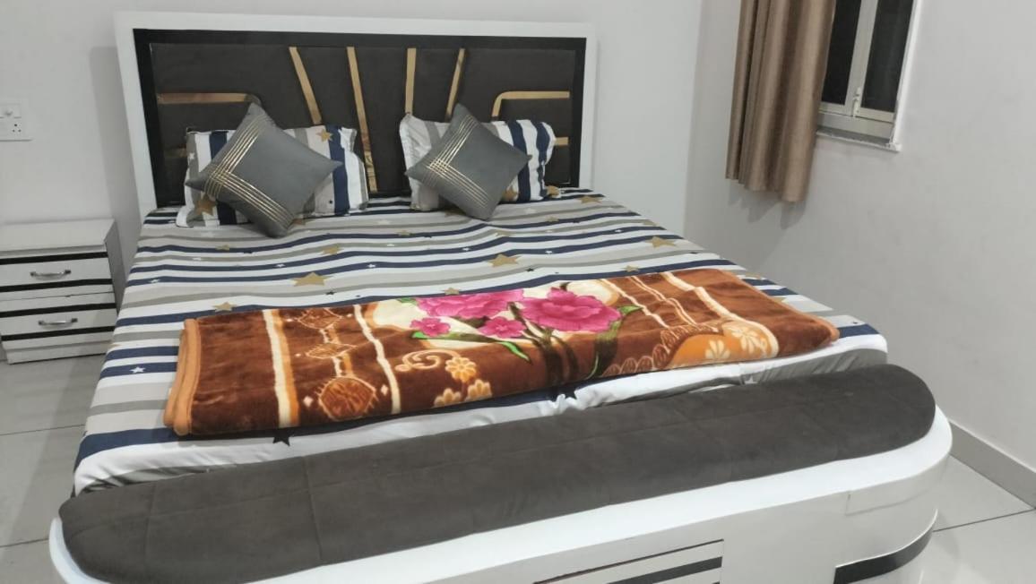 Maa Gayatri Dham Hotel Vrindavan Ngoại thất bức ảnh