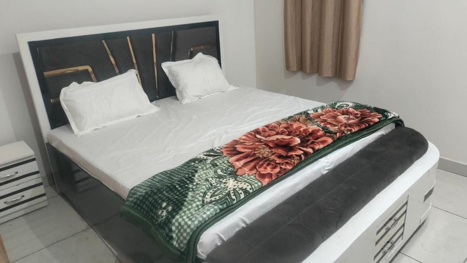 Maa Gayatri Dham Hotel Vrindavan Ngoại thất bức ảnh