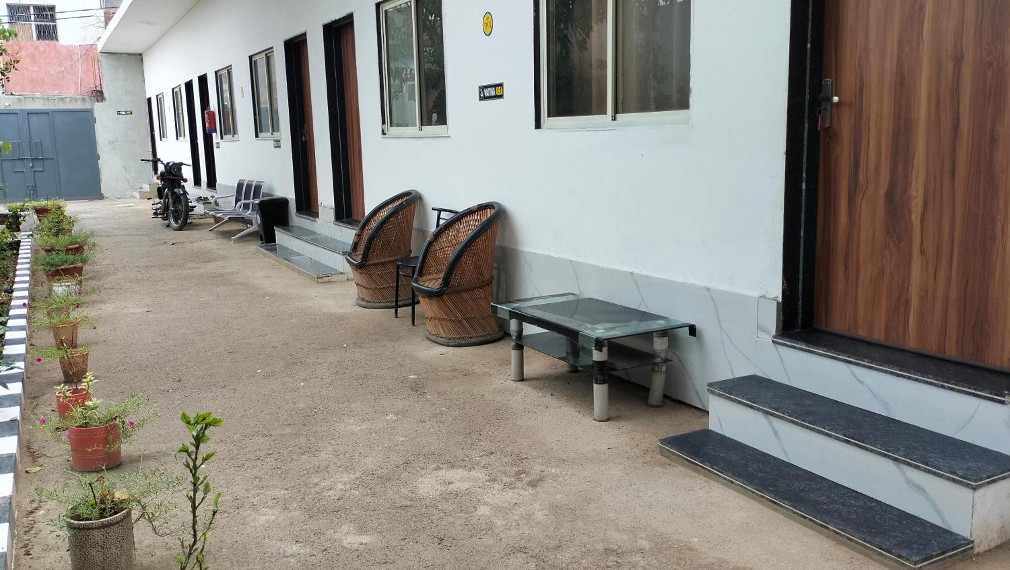 Maa Gayatri Dham Hotel Vrindavan Ngoại thất bức ảnh