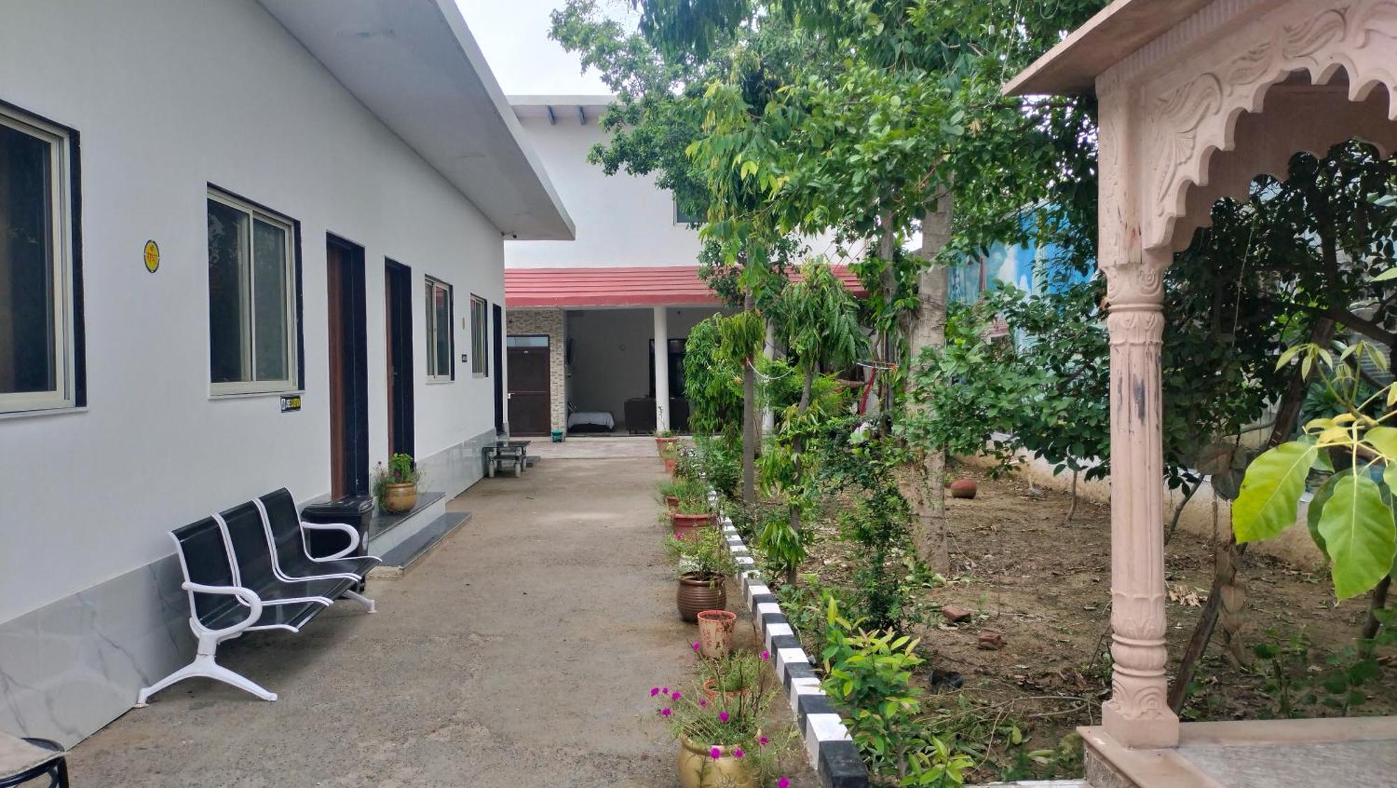 Maa Gayatri Dham Hotel Vrindavan Ngoại thất bức ảnh