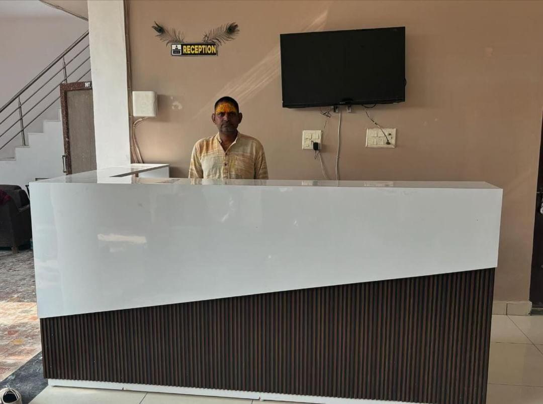 Maa Gayatri Dham Hotel Vrindavan Ngoại thất bức ảnh