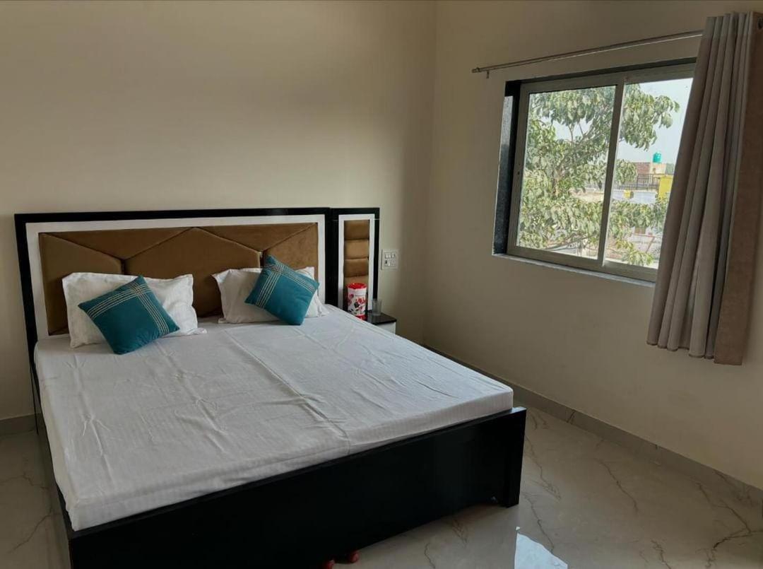 Maa Gayatri Dham Hotel Vrindavan Ngoại thất bức ảnh