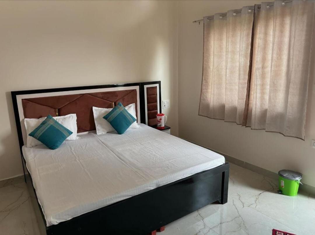 Maa Gayatri Dham Hotel Vrindavan Ngoại thất bức ảnh