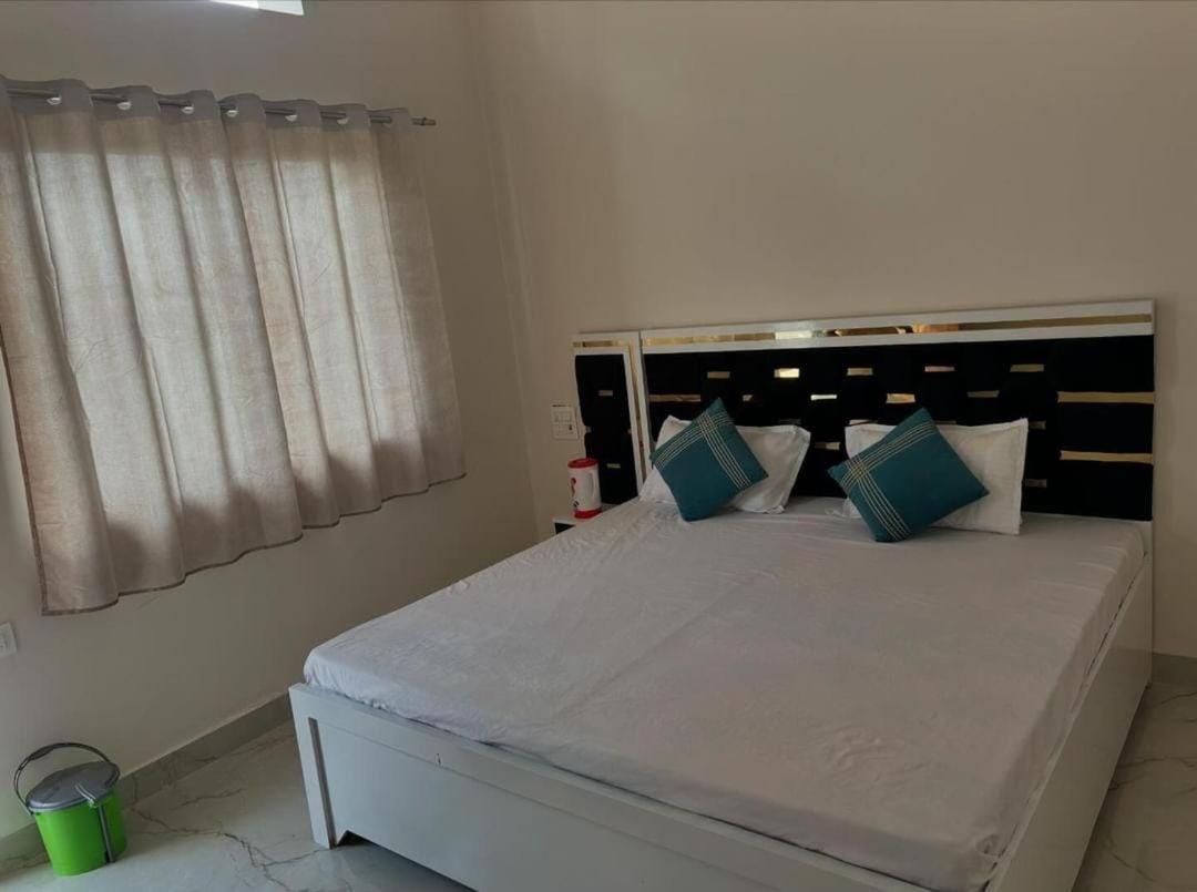 Maa Gayatri Dham Hotel Vrindavan Ngoại thất bức ảnh