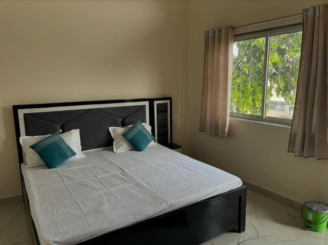Maa Gayatri Dham Hotel Vrindavan Ngoại thất bức ảnh